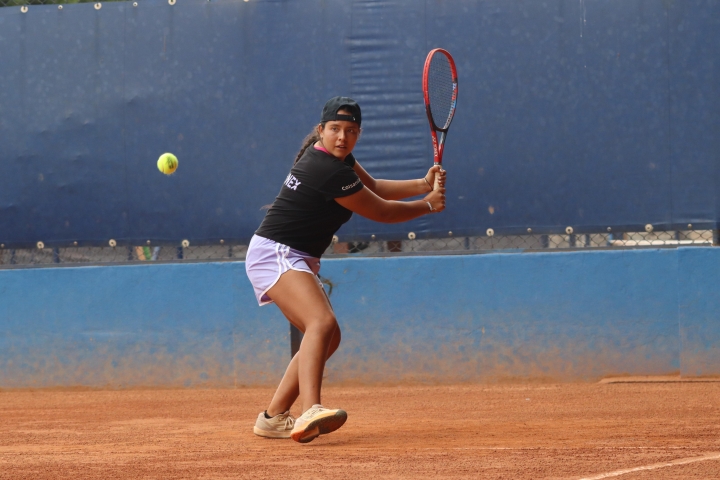 Valentina Mediorreal jugando tenis en el Carmel Club