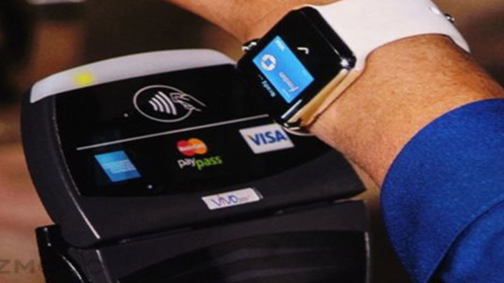 Un usuario del Apple Watch prueba la aplicación Apple Pay durante la presentación de Apple este martes.