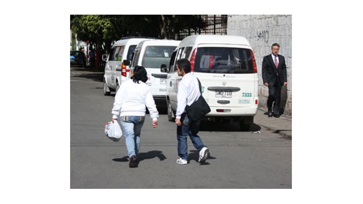 Por crisis en la movilidad, se disparan las rutas piratas