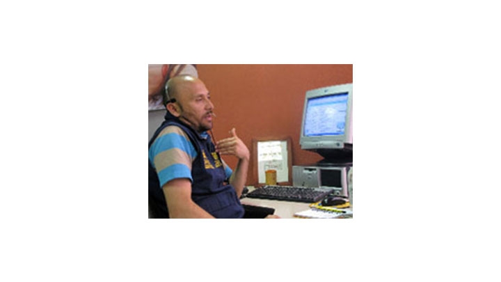 Diego Fl&oacute;rez, uno de los sic&oacute;logos de la l&iacute;nea 106 atiende una llamada.