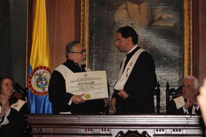 Osuna recibiendo su título de manos del rector de la Universidad del Rosario. Foto: Santiago Buenaventura